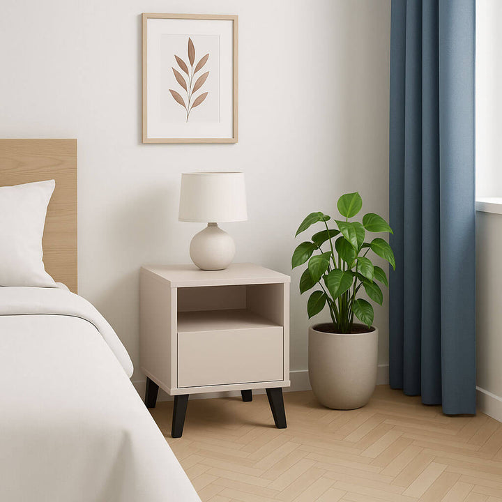 Фото білої приліжкової тумбочки BORG MEBELBOS 1S в інтер'єрі спальні