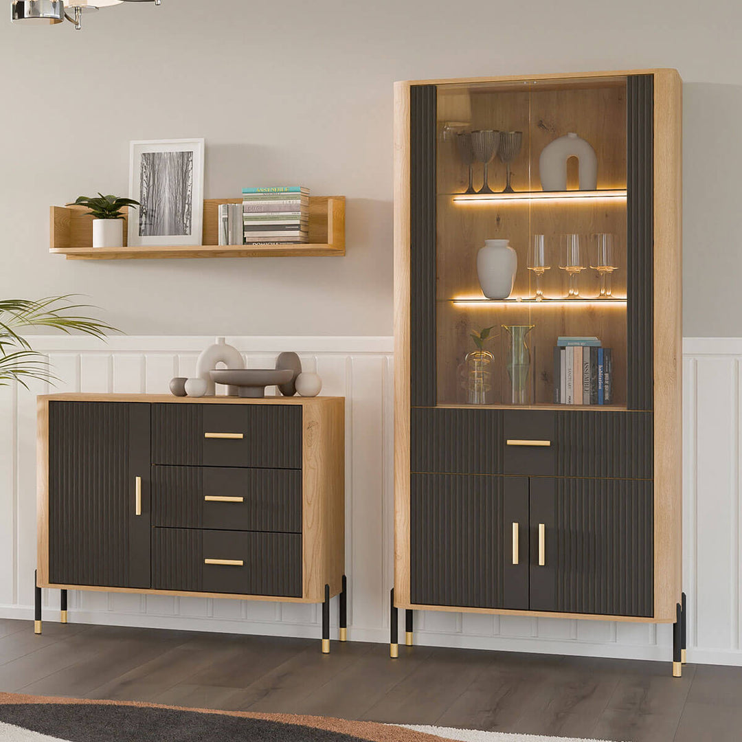 Фото комода DANTE LIVEO DT03 дуб кремона торро / антрацит / золоті ручки в інтер'єрі вітальні
