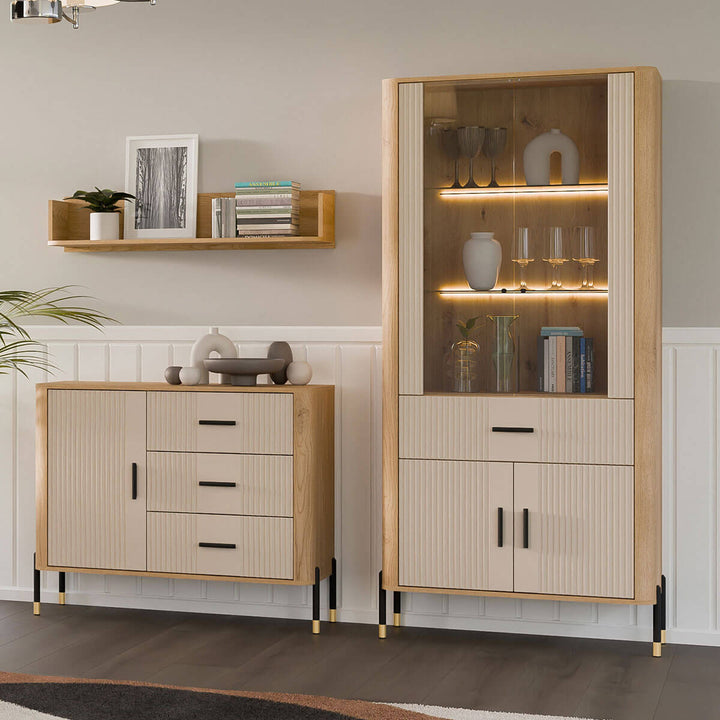 Фото  комода DANTE LIVEO DT03 дуб кремона торро / кашемір / чорні ручки в інтер'єрі вітальні