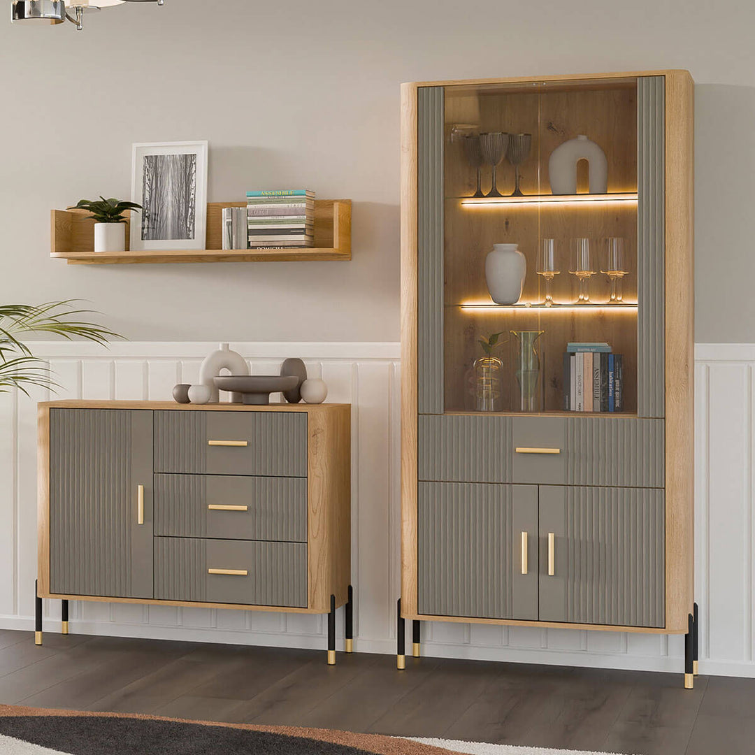 Фото комода DANTE LIVEO DT03 дуб кремона торро / сірий / золоті ручки в інтер'єрі вітальні