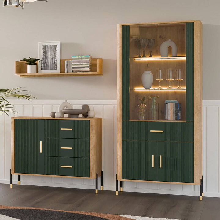 Фото  комода DANTE LIVEO DT03 дуб кремона торро / зелений / золоті ручки в інтер'єрі вітальні